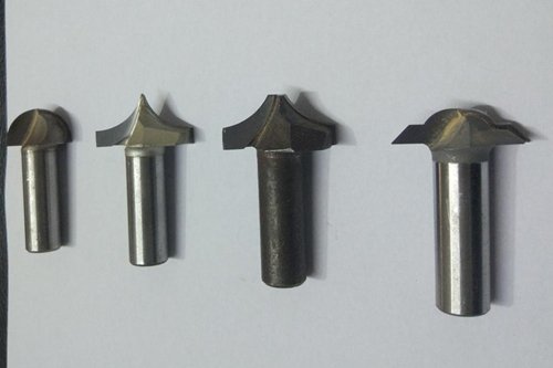 Three-dimensional irregular router bits